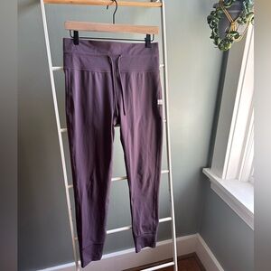 Vuori Daily Leggings in Smoked Plum, size large. Pristine condition; worn once.